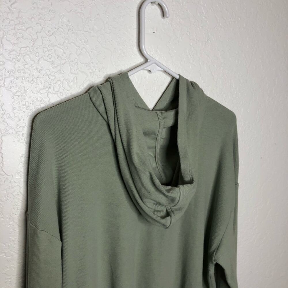 Athleta‎ light sage green ribbed knit hooded cropped top size Medium - Picture 11 of 14